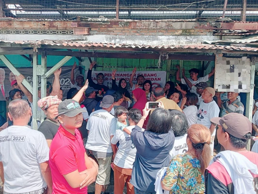 TPC Ganjar-Mahfud Kota Medan bersama Relawan Arus Ganjar Sumut sowan ke masyarakat di daerah Kecamatan Belawan, Kota Medan, Provinsi Sumut, Rabu (24/1/2024).