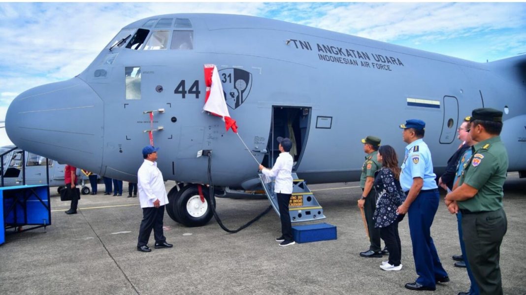 Presiden Jokowi menyaksikan secara langsung penyerahan pesawat C-130J-30 Super Hercules A-1344 oleh Menteri Pertahanan Prabowo Subianto kepada KSAU Marsekal Fadjar Prasetyo di Pangkalan TNI AU Halim Perdanakusuma, Jakarta, Rabu (24/1/2024).