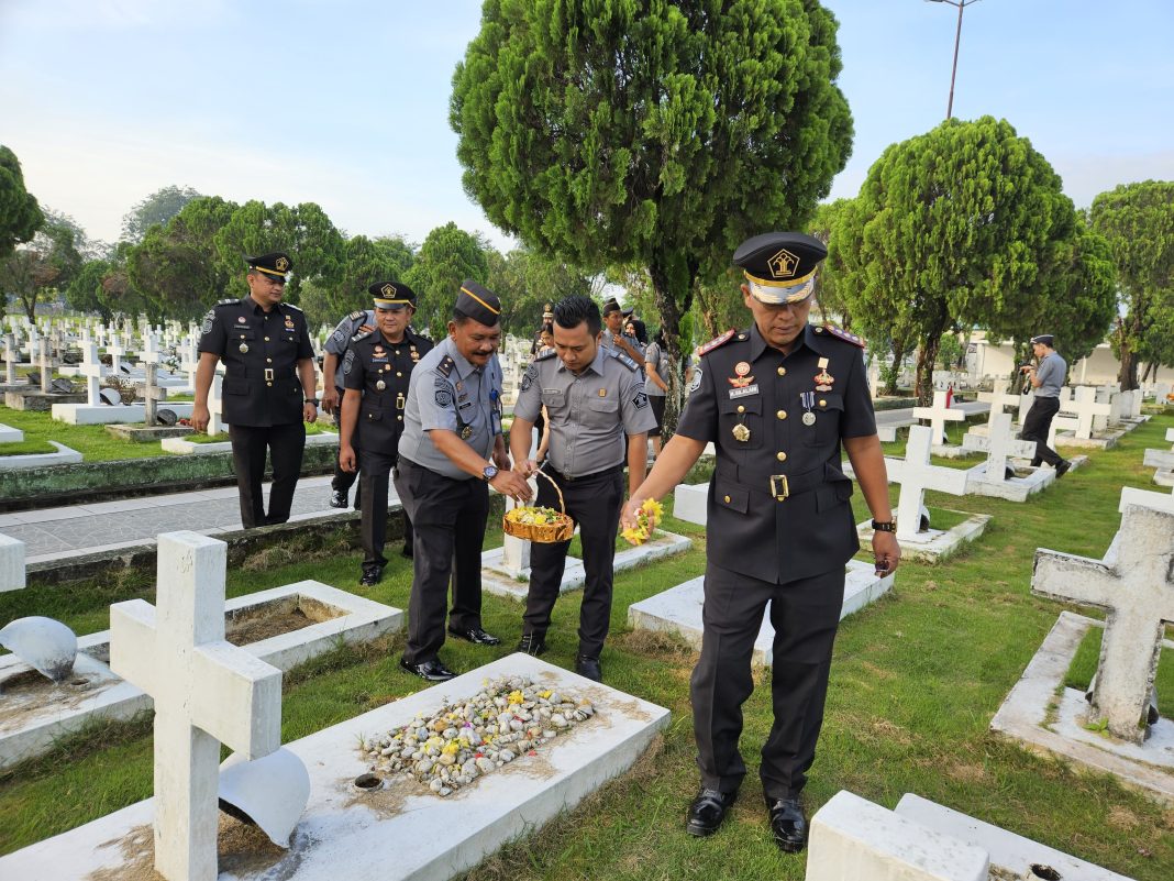 Kepala Lapas Pancurbatu Haposan Silalahi beserta jajaran melaksanakan kegiatan upacara tabur bunga di TMP Nasional Bukit Barisan Kota Medan, Rabu (24/1/2024). (Dok/Humas Lapas Pancurbatu)