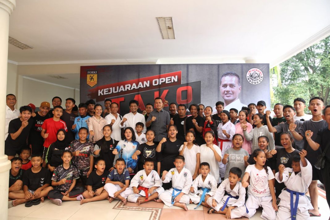 Ketua Pengda Tako Sumut Musa Rajekshah foto bersama dengan atlet Tako usai membuka Kejurda Tako Sumut tahun 2024 di GOR Kompleks Cemara Asri Medan, Rabu (24/1/2024).