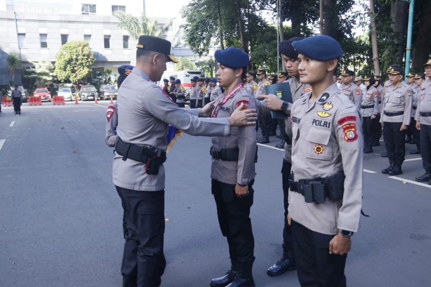 Polda Metro Jaya memberikan apresiasi dan penghargaan kepada dua personel Sat Brimob Polda Metro Jaya yang berprestasi pada Kejuaraan Olahraga Beladiri IBC-MMA ADU JOTOS 2024 di Mall Summarecon, Gading Serpong, Tangerang. Pemberian penghargaan sebagai wujud penerapan sistem Reward and Punishment secara konsisten, kegiatan dilaksanakan saat apel Pamen Satker di Lapangan Gedung Ditreskrimsus Polda Metro Jaya, Rabu (24/1/2024). (Dok/Humas Polri)