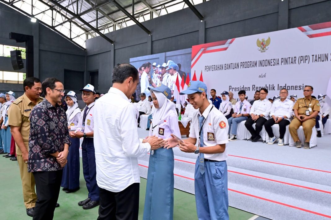 Presiden Jokowi melakukan penyerahan bantuan PIP Tahun 2024 di Gelanggang Olahraga Samapta, Magelang, Jawa Tengah, Senin (22/1/2024). (Dok/Kemendikbudristek RI)