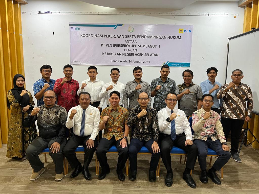 Manajer PLN UPP SBU 1 Bondan Pakso Dandu beserta jajaran serta Kajari Aceh Selatan Heru Anggoro SH MH beserta jajarannya foto bersama. (Dok/PLN)