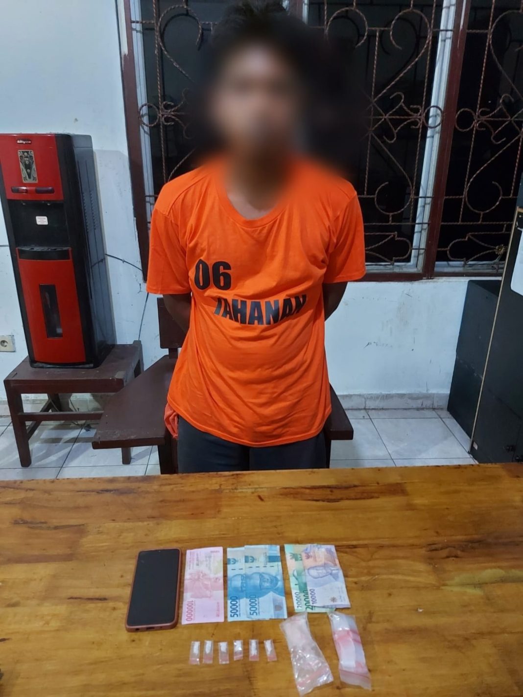 Pria inisial MJ (27) saat diamankan di Mapolres Simalungun, Kamis (25/1/2024) dini hari WIB. (Dok/Humas Polres Simalungun)