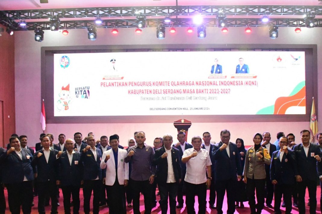 Bupati Deliserdang HM Ali Yusuf Siregar bersama Ketua Umum KONI Sumut Jhon Ismadi Lubis dan Ketua Umum KONI Deliserdang dr Asri Ludin Tambunan, foto bersama dengan pengurus yang baru dilantik, di Lubukpakam, Kamis (25/1/2024). (Dok/Kominfo Deliserdang)