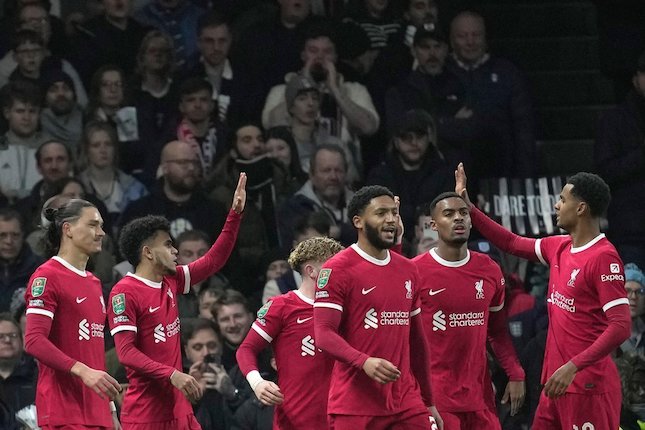 Skuad Liverpool merayakan gol Luis Diaz dalam laga leg kedua semifinal Carabao Cup versus Fulham, Kamis (25/1/2024).