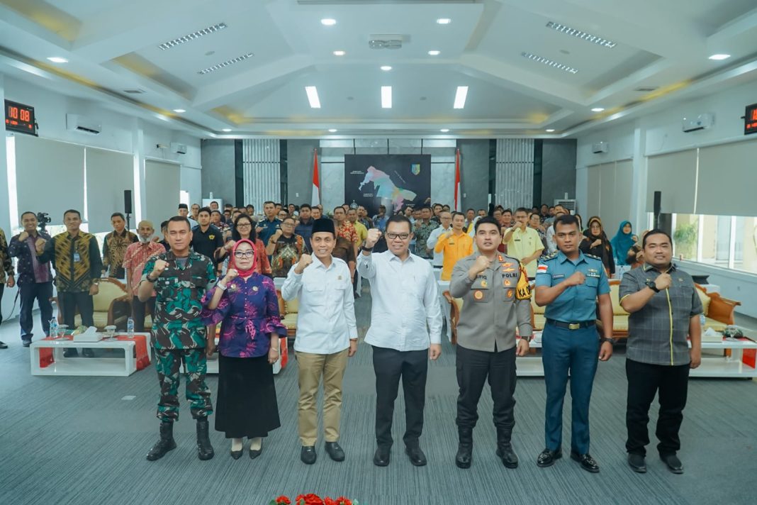 Pj Bupati Batubara Nizhamul SE MM membuka forum konsultasi publik rancangan awal RKPD Kabupaten Batubara tahun 2025 dan RPJPD Kabupaten Batubara tahun 2025-2045 di Aula Rumah Dinas Bupati Batubara, Komplek Inalum, Tanjung Gading, Kecamatan Sei Suka, Kamis (25/1/2024). (Dok/Kominfo Batubara)