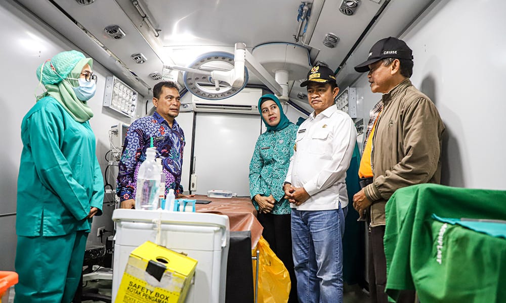 Pj Gubernur Sumut Dr Hassanudin saat meninjau kegiatan Bus Operasi Lapangan Pemprov di Puskesmas Gunungsitoli Selatan, Kamis (25/1/2024). (Dok/Kominfo Sumut)