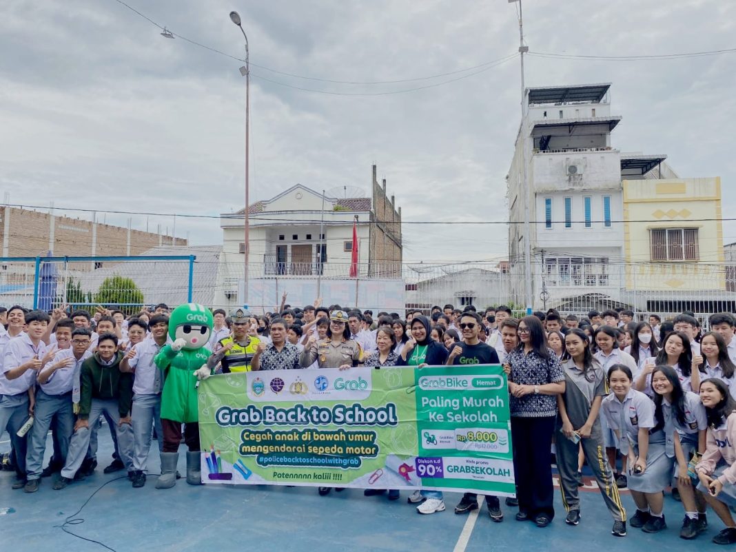 Kasat Lantas Polres Pematangsiantar AKP Gabriellah A Gultom SIK foto bersama usai melaksanakan sosialisasi UU Nomor 22 tahun 2009 tentang LLAJ untuk kenyamanan tips berkendaraan yang aman (safety riding) di SMA Swasta Kalam Kudus di Jalan Pane, Kecamatan Siantar Selatan, Kamis (25/1/2024). (Dok/Humas Polres Pematangsiantar)