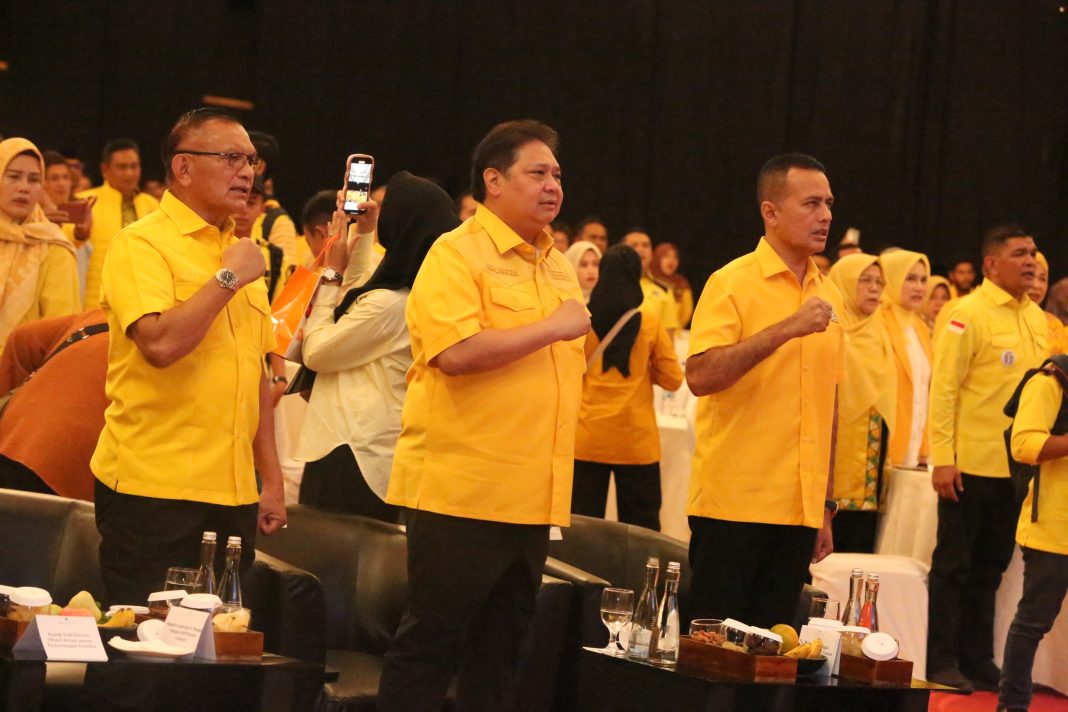 Ketua DPP Partai Golkar Airlangga Hartarto didampingi Ketua DPD Golkar Sumut Musa Rajekshah dan Sekretaris DPP Partai Golkar Lodewijk F Paulus dalam acara konsolidasi Partai Golkar Sumatera Regional 1 di JW Marriot Medan, Jumat (26/1/2024) malam.