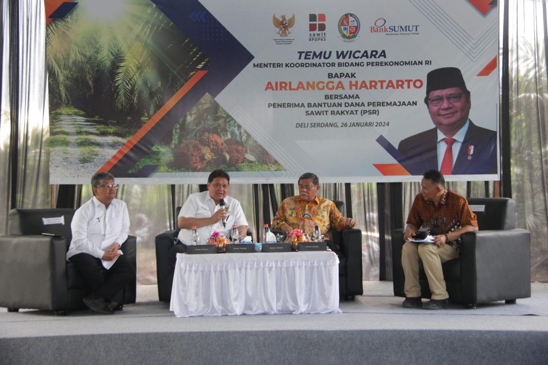 Menko Bidang Perekonomian RI Airlangga Hartarto didampingi Bupati Deliserdang HM Ali Yusuf Siregar dan lainnya saat menghadiri acara Temu Wicara bersama penerima bantuan dana PSR di Desa Sialang Kabupaten Deliserdang, Jumat (26/1/2024) sore.