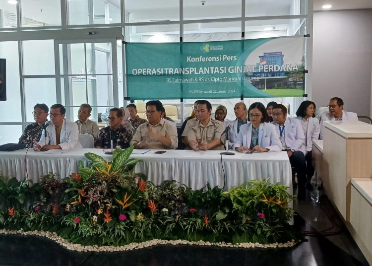 Konferensi pers RSUP Fatmawati Jakarta berhasil melakukan operasi transplantasi ginjal perdana, Senin (22/1/2024). (Dok/Kemenkes RI)