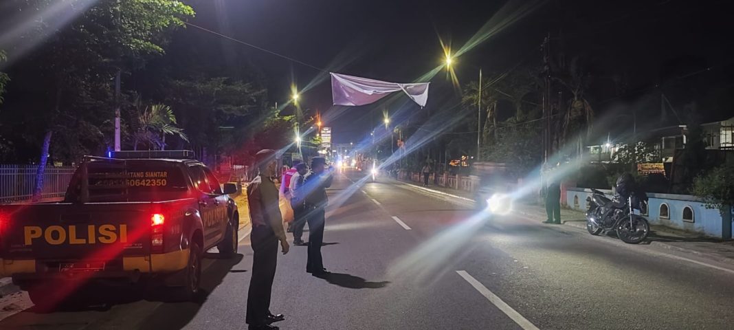 Sat Samapta Polres Pematangsiantar melaksanakan patroli pos shelter terintegrasi di sejumlah titik rawan wilayah Kota Pematangsiantar, Jumat (26/1/2024) malam sekira pukul 22.00 WIB hingga dini hari. (Dok/Humas Polres Pematangsiantar)