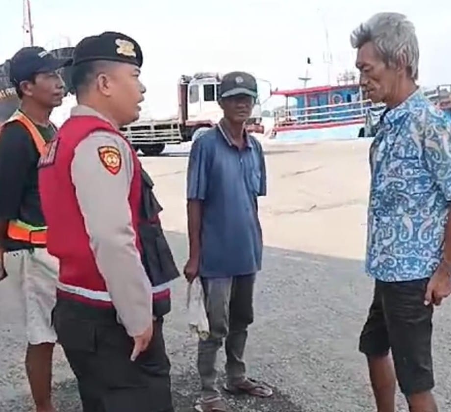 Salah seorang anggota Satsamapta Polres Pelabuhan Belawan berdialog dengan sejumlah pekerja di Pelabuhan Belawan, Sabtu (27/1/2024). (Dok/Polres Belawan)