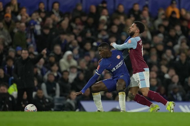 Duel Moises Caicedo dan Douglas Luiz dalam laga FA Cup antara Chelsea vs Aston Villa, Sabtu (27/1/2024) dini hari WIB.