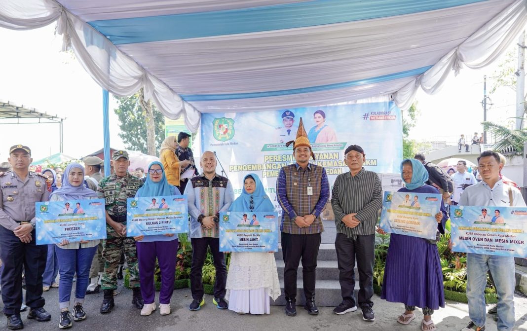 Wali Kota Medan Bobby Nasution foto bersama di Rumah Layanan Pengembangan Kemasan UMKM Pemko Medan yang berlokasi di PIK, Jalan Menteng VII, Kelurahan Medan Tenggara, Kecamatan Medan Denai, Jumat (26/1/2024). (Dok/Kominfo Medan)