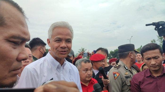 Ganjar Pranowo bersama rombongan saat mengunjungi pemukiman nelayan yang ada di Kampung Kurnia, Belawan Bahari, Medan, Minggu (28/1/2024).