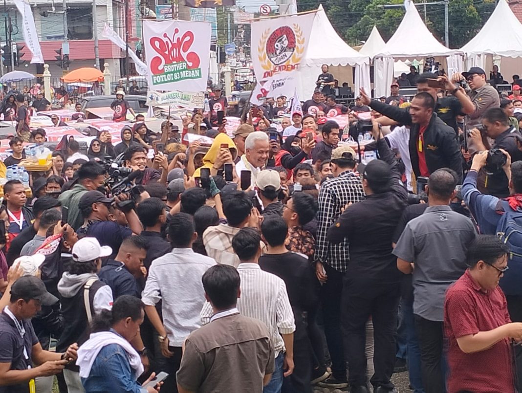 Ganjar Pranowo bareng Slank menyapa warga Medan di Istana Maimun, Jalan Brigjen Katamso, Kota Medan, Provinsi Sumut, Minggu (28/1/2024).