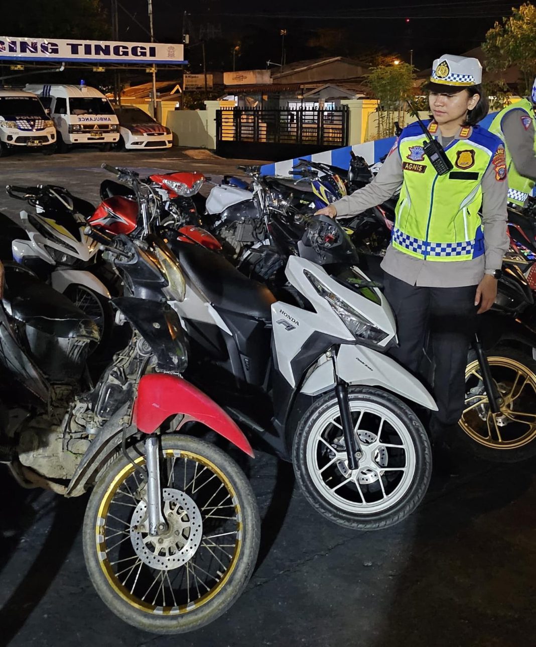 Kasat Lantas AKP Agnis Juwita saat mengecek sepeda motor memakai knalpot brong yang telah diamankan di halaman Satlantas, Jalan Langsat, Sabtu (27/1/2024). (Dok/Humas Polres Tebingtinggi)