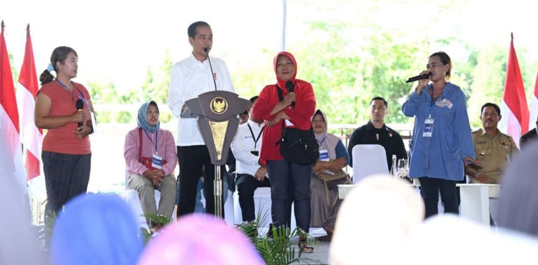 Presiden Jokowi menghadiri kegiatan silaturahmi bersama para ibu nasabah Mekaar yang berlangsung di Stadion Gemilang, Kabupaten Magelang, Jawa Tengah, Senin (29/1/2024).