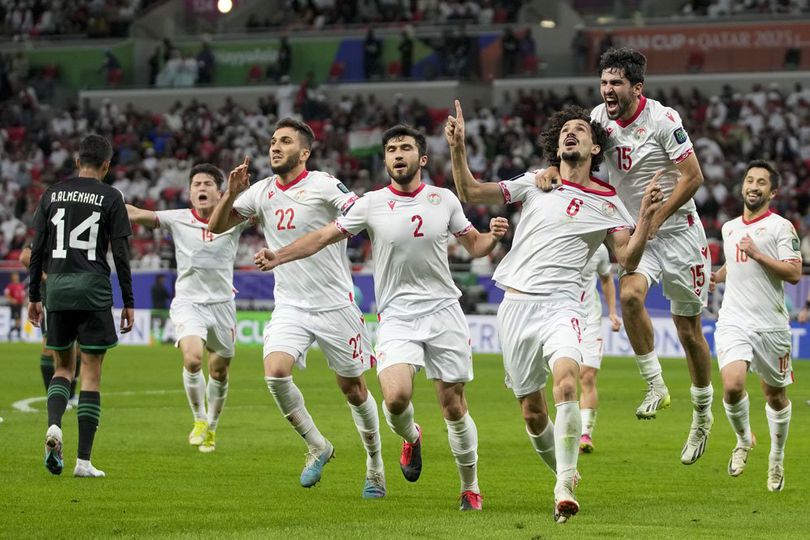 Skuad Tajikistan merayakan gol Vakhdat Khanonov ke gawang Uni Emirat Arab di 16 besar Piala Asia 2023 di Ahmad bin Ali Stadium, Minggu (28/1/2024) malam WIB.