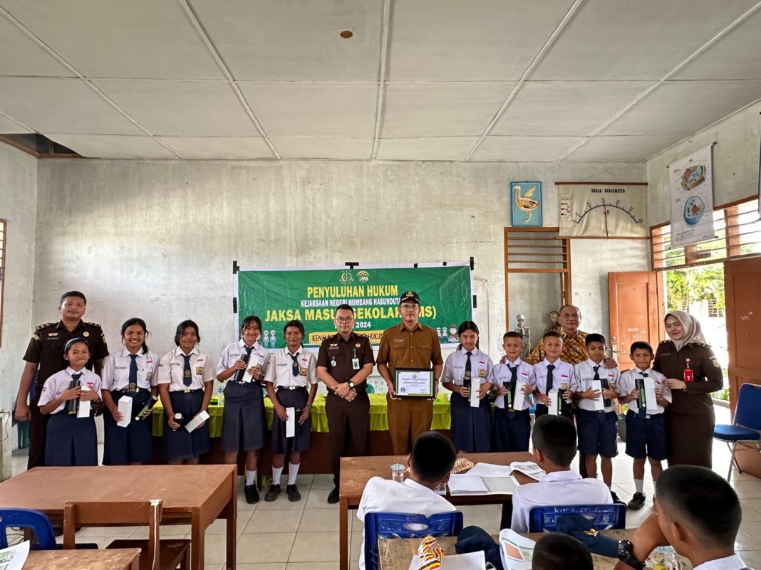 Kasi Intel Kejari Humbahas Gery Anderson Gultom SH MH foto bersama dengan Wakil Kepala Sekolah SMPN 4 Lintongnihuta Karbono Bakara SS dan para siswa peserta Sosialisasi Penyuluhan Hukum di Aula SMP Negeri 4 Lintongnihuta usai acara, Senin (29/1/2024). (Dok/Kasi Intel Kejari Humbahas)