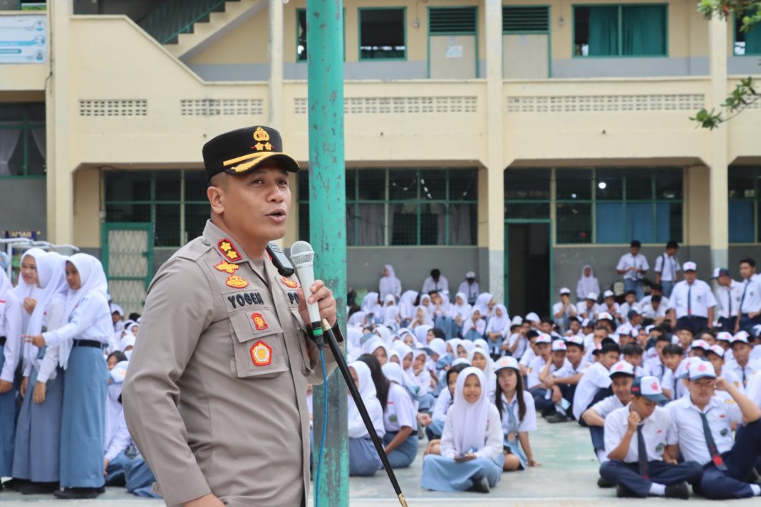 Kapolres Pematangsiantar AKBP Yogen Heroes Baruno memberikan bimbingan dan arahan saat melaksanakan kegiatan Police Go To School di Yayasan Perguruan SMA Taman Siswa, Jalan Kartini, Senin (29/1/2024). (Dok/Humas Polres Pematangsiantar)