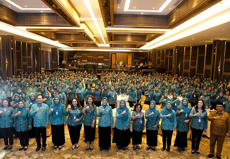 Pj Ketua TP PKK Sumut Dessy Hassanudin foto bersama dengan lainnya saat membuka Pelatihan Tertib Administrasi dan Workshop di Lee Polonia Hotel Medan, Jalan Sudirman Nomor 14 Medan, Senin (29/1/2024). (Dok/Kominfo Sumut)