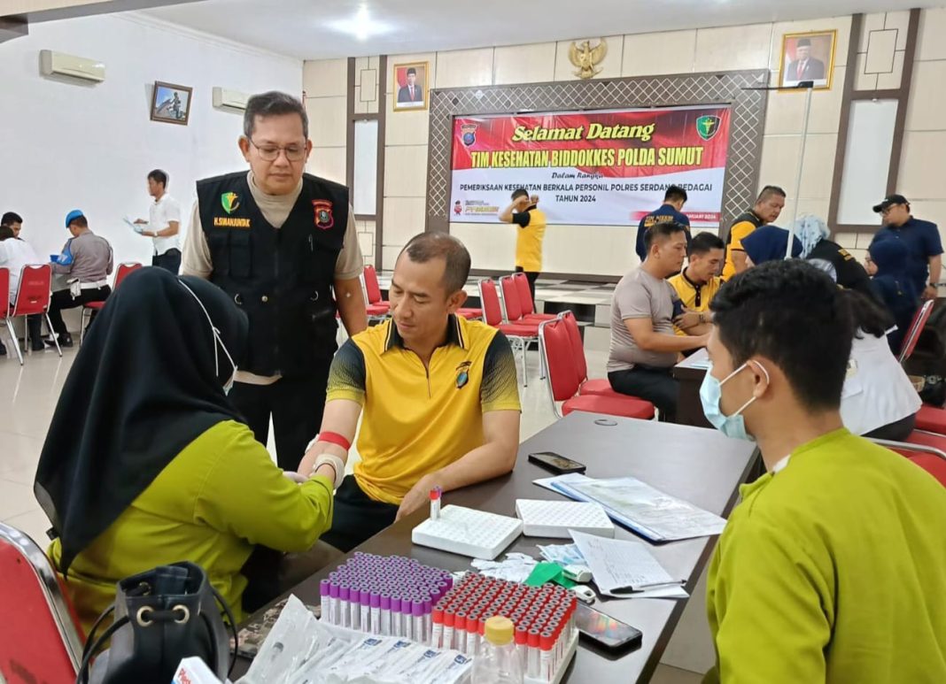 Kapolres Sergai AKBP Oxy Yudha Pratesta melakukan pemeriksaan kesehatan berkala oleh tim medis Biddokes Polda Sumut di Aula Patriatama Polres Sergai Sei Rampah, Senin (29/1/2024). (Dok/Humas Polres Sergai)