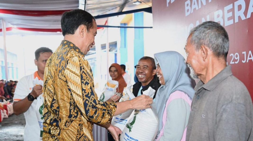 Presiden Jokowi menyerahkan bantuan pangan cadangan beras pemerintah di Gudang Bulog Purwomartani, Kabupaten Sleman, Daerah Istimewa Yogyakarta, Senin (29/1/2024).