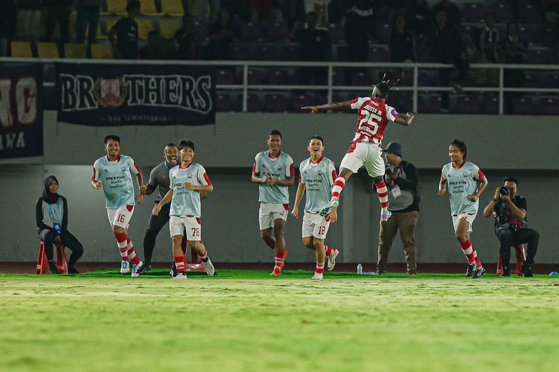 Moussa Sidibe merayakan golnya untuk Persis Solo ke gawang Madura United di laga tunda pekan ke-21 BRI Liga 1 2023/2024 di Stadion Manahan, Solo, Selasa (30/1/2024) malam WIB.