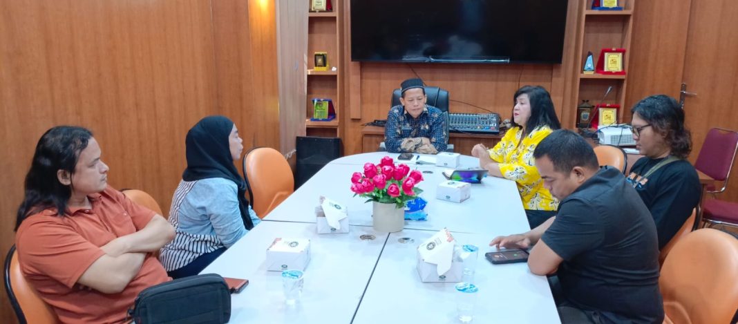 Sekretaris Dinkes Medan Edi Subroto didampingi Kabid Kesmas Dinkes Medan dr Helena Rugun N Nainggolan foto bersama usai menerima audiensi pengurus Forwakes Sumut, Kamis (25/1/2024).