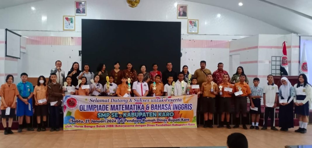 Para peserta juara Lomba Olimpiade Matematika dan Bahasa Inggris tingkat SMP SE Kabupaten Karo foto bersama usai penyerahan tropi di Aula Kantor Bupati Karo, Kabanjahe, Sabtu (27/1/2024). (Dok/Panitia)