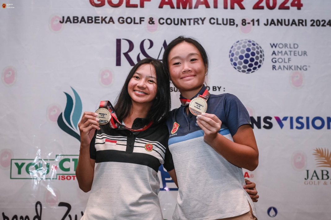 Sania (kiri) foto bersama dengan rekannya dalam gelaran kejuaraan nasional golf amatir 2024. (Dok/Humas UPER)