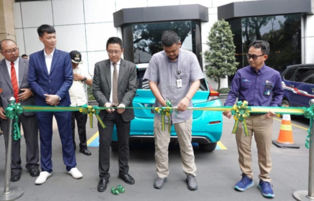 Wali Kota Medan Bobby Nasution (tengah) di dampingi Senior Manager Perencanaan Moses Allo (kanan) dan General Manager Hotel Le Polonia meresmikan Charging Station di halaman parkir Hotel Le Polonia, Selasa (30/1/2024). (Dok/PLN)