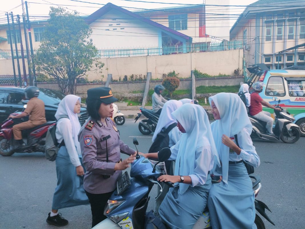 Kasat Binmas Polres Pematangsiantar AKP Jahrona Sinaga melaksanakan penyuluhan dan edukasi keselamatan berlalu lintas di Jalan Kartini, Kelurahan Bantan, Kecamatan Siantar Barat, Rabu (31/1/2024). (Dok/Humas Polres Pematangsiantar)