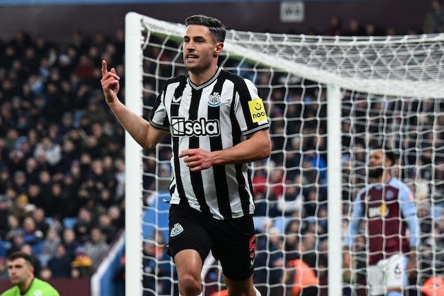 Selebrasi Fabian Schar dalam laga Premier League antara Aston Villa vs Newcastle, Rabu (31/1/2024) dini hari WIB.