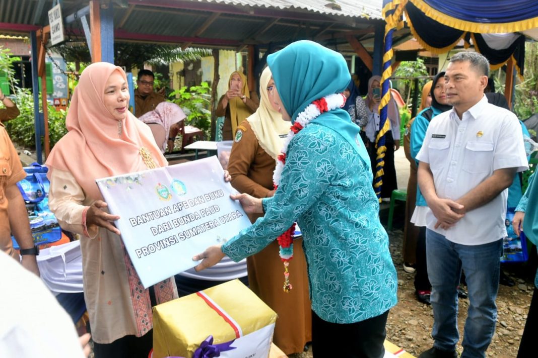 Pj Gubernur Sumut Hassanudin dan Pj Ketua TP PKK Sumut Dessy Hassanudin mengunjungi Posyandu Sawo dan PAUD Al-Hidayah, Desa Panompuan Jae, Kecamatan Angkola Timur, Kabupaten Tapanuli Selatan, Selasa (30/1/2024). (Dok/Kominfo Sumut)