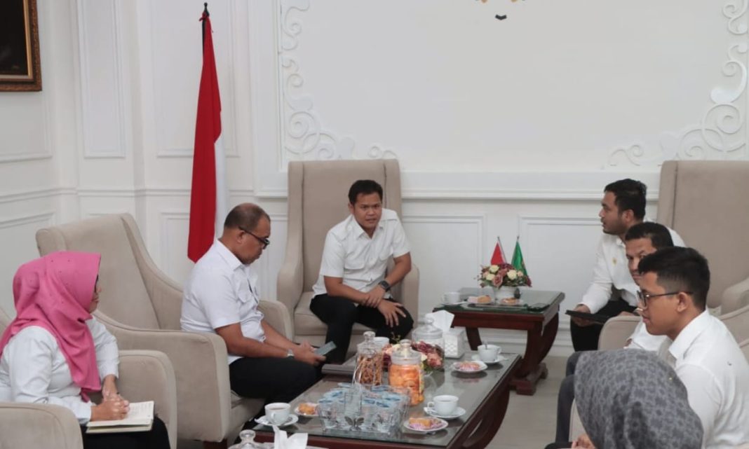 Wakil Bupati Sergai H Adlin Tambunan menerima tim BPK RI di Kantor Bupati Sergai Sei Rampah, Rabu (31/1/2024). (Dok/Kominfo Sergai)