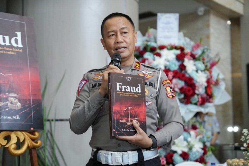 Kakorlantas Polri Irjen Pol Aan Suhanan melaunching buku “Fraud Dalam Penyelenggaraan Pasar Modal yang Berbasis Nilai Keadilan”, Rabu (31/1/2024). (Dok/Humas Polri)