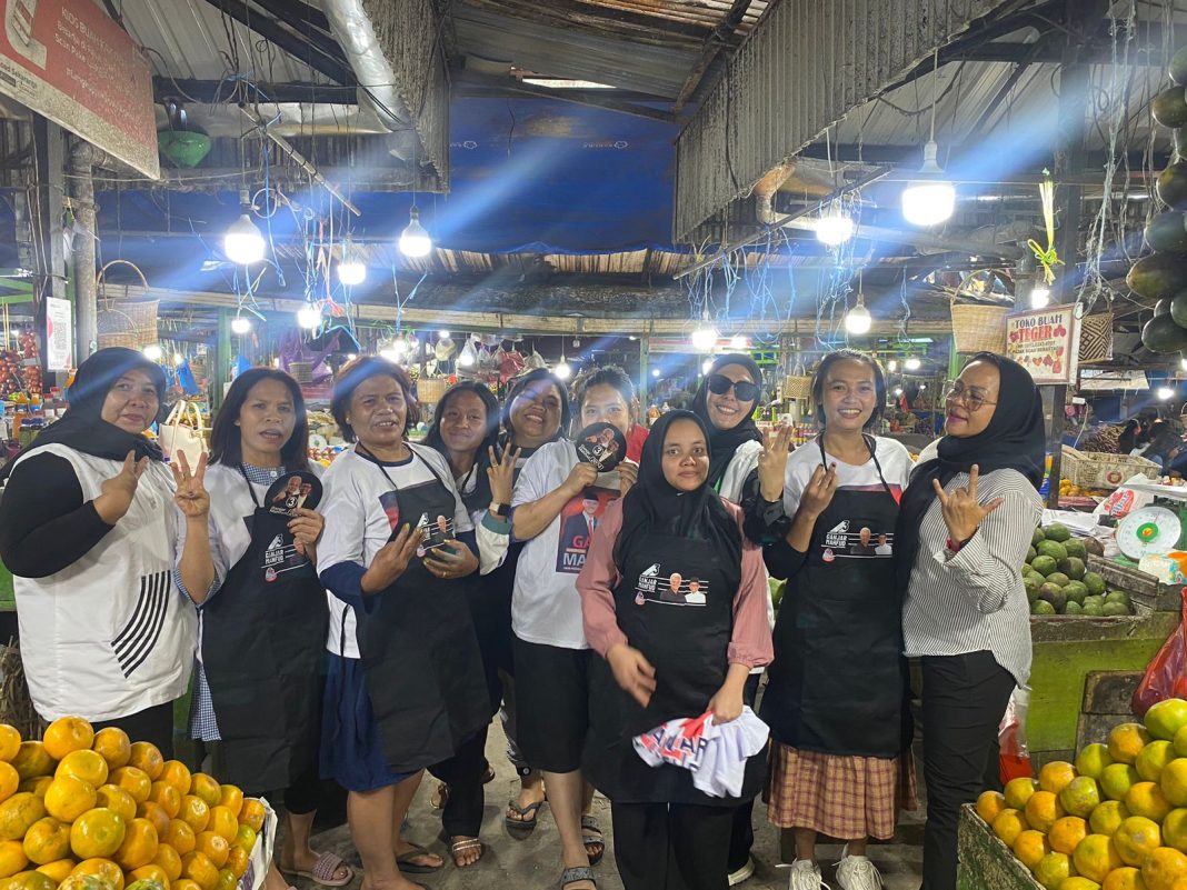 Relawan Arus Ganjar Sumut foto bersama dengan pedagang saat mengunjungi Pasar Buah Berastagi, Kabupaten Karo, Provinsi Sumut, Selasa (31/1/2024).