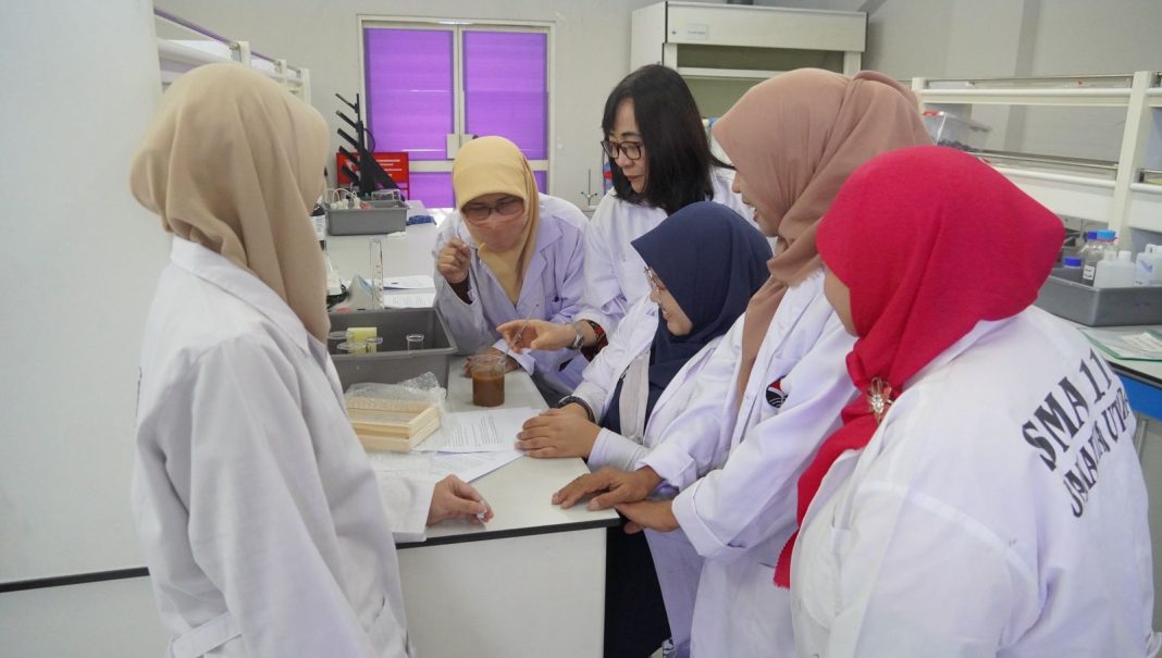 Suasana kegiatan praktik pembuatan tisu di laboratorium kimia. (Dok/Humas UPER)