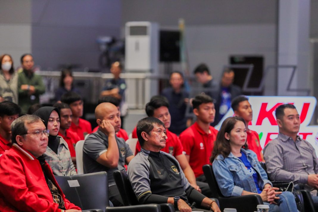 Tim U-20 Indonesia mengikuti kegiatan Sekolah Pasar Modal di Main Hall BEI, Jakarta, Jumat (2/2/2024). (Dok/PSSI)