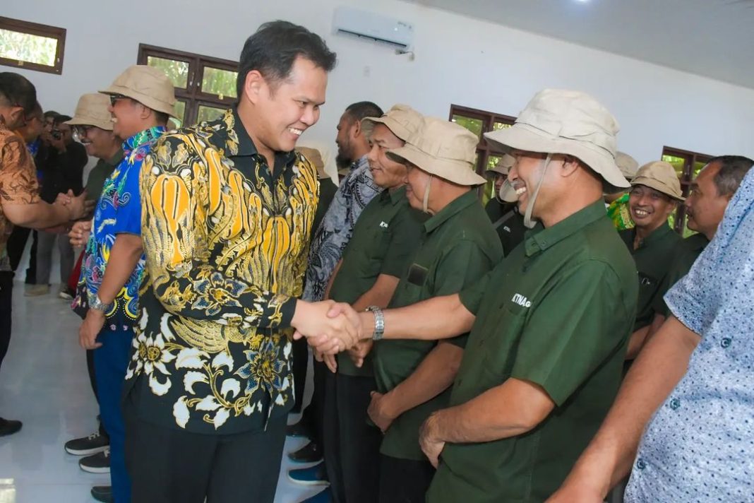 Wakil Bupati Sergai H Adlin Tambunan mengucapkan selamat kepada pengurus KTNA Sergai yang baru dilantik, Kamis (1/2/2024). (Dok/Kominfo Sergai)