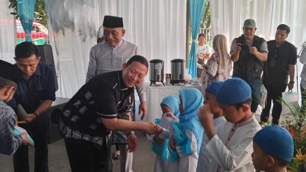 Direktur RSUD Dr Pirngadi Medan dr Suhartono SpPD Subsp HOM (K) Finasim menyerahkan santunan kepada anak yatim saat menggelar doa bersama lintas agama, di halaman parkir RSUD Dr Pirngadi Medan, Jumat (2/2/2024).