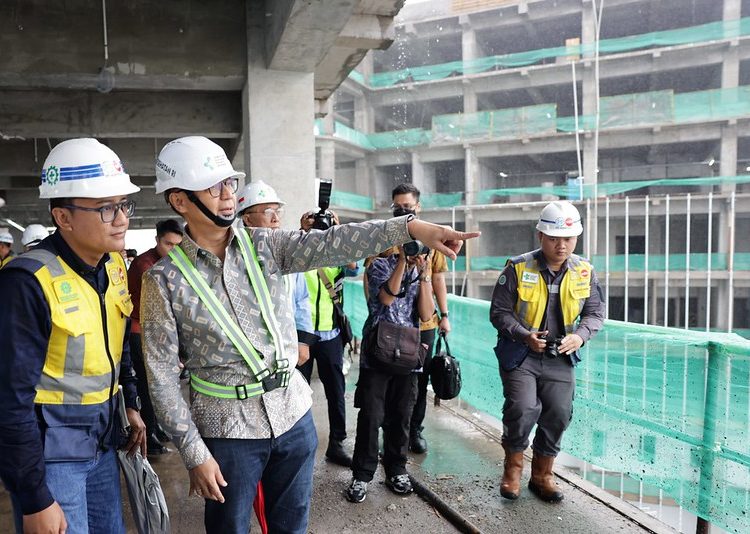 Menkes RI Budi Gunadi Sadikin meninjau salah satu pembangunan rumah sakit. (Dok/Kemenkes RI)