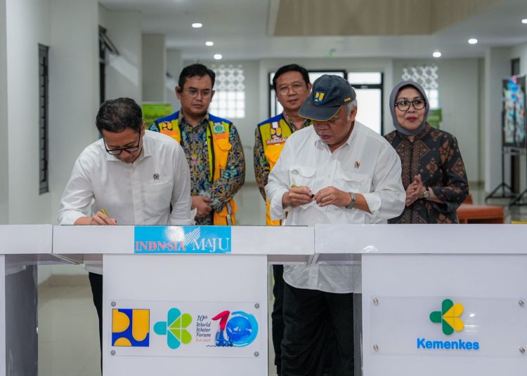 Menteri Kesehatan Budi Gunadi Sadikin dan Menteri Pekerjaan Umum dan Perumahan Rakyat Basuki Hadimuljono meresmikan asrama berbentuk rusun, Rabu (31/1/2024). (Dok/Kemenkes RI)