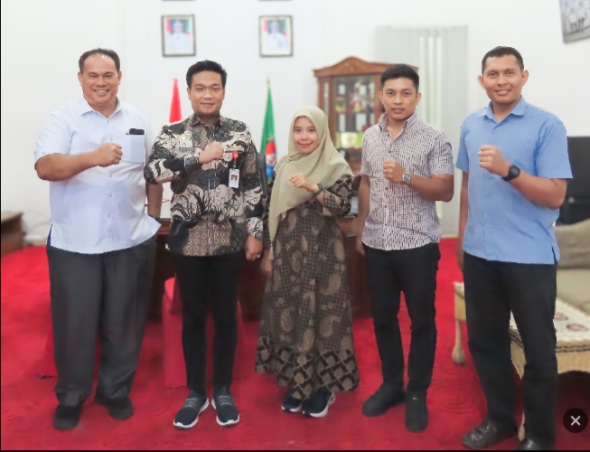 Wakil Bupati Humbahas Dr Oloan Paniaran Nababan SH MH foto bersama dengan perwakilan Universitas Quality Berastagi, Sumut, Jumat (2/2/2024).