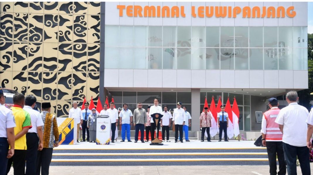 Presiden Jokowi didampingi Ibu Iriana Joko Widodo meresmikan dua terminal tipe A di Provinsi Jawa Barat, Sabtu (3/2/2024).