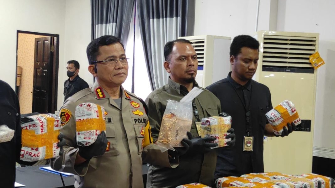 Kapolrestabes Medan Kombes Pol Teddy Jhon Sahala Marbun didampingi Kasat Narkoba AKBP Jhon Sitepu menunjukkan barang bukti 53 Kg sabu dan 10 ribu butir happy five di Mapolrestabes, Sabtu (3/2/2024).